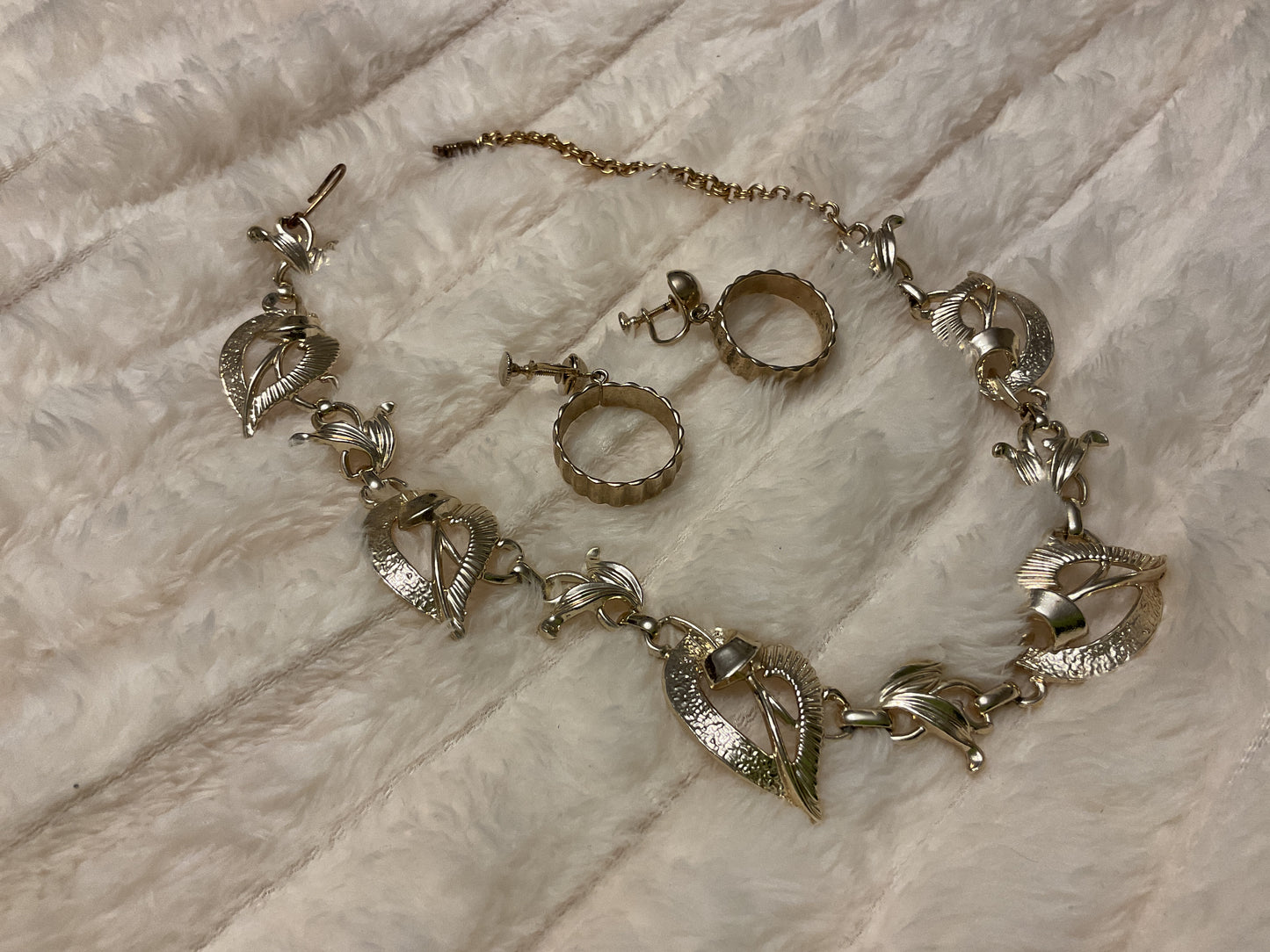 # 40 Parure vintage dorée – collier feuillage et boucles d’oreilles à vis