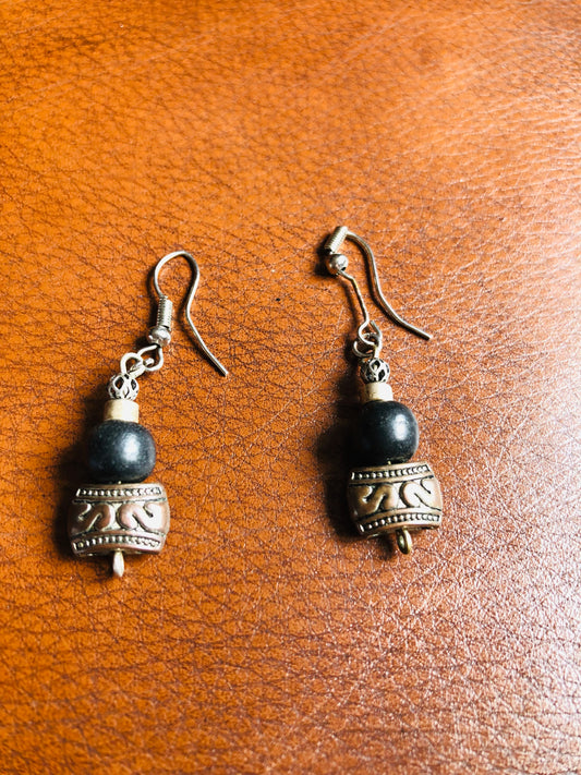 Boucles d’oreilles artisanales vintage perles noires et métal gravé style tribal