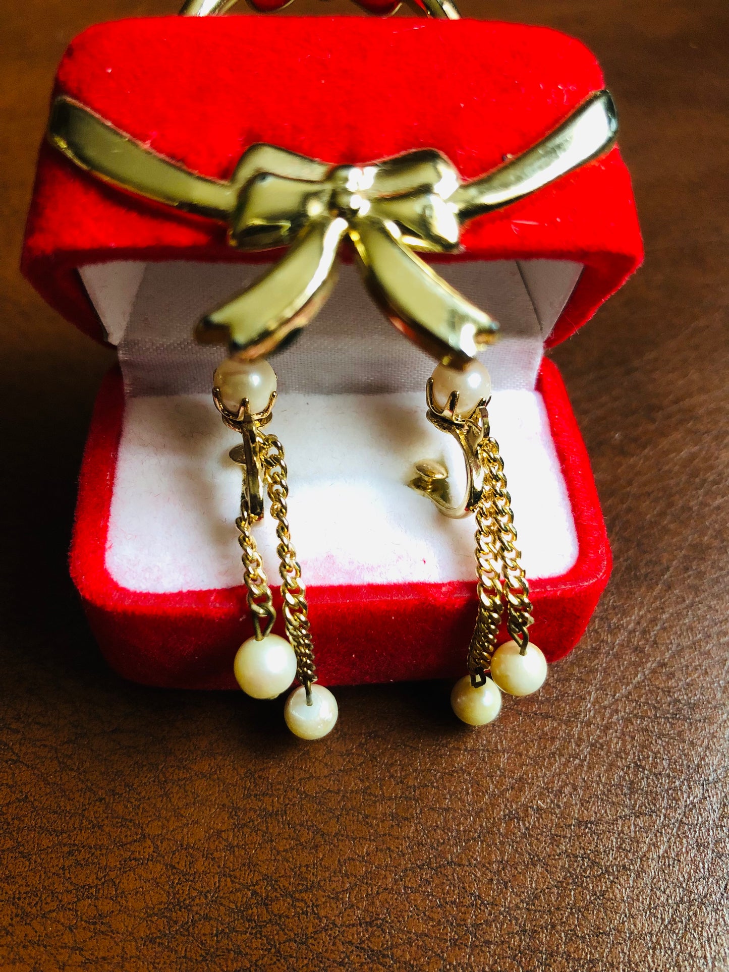 Boucles d’oreilles vintage à clip – Chaînes dorées et perles ivoire