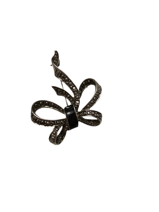 Broche vintage nœud argenté avec incrustations et détail noir
