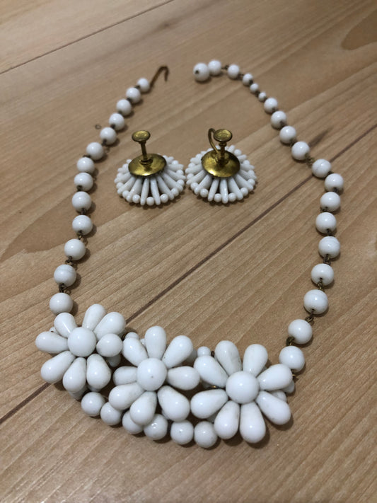 # 15 Collier vintage blanc floral – perles & fleurs sculptées