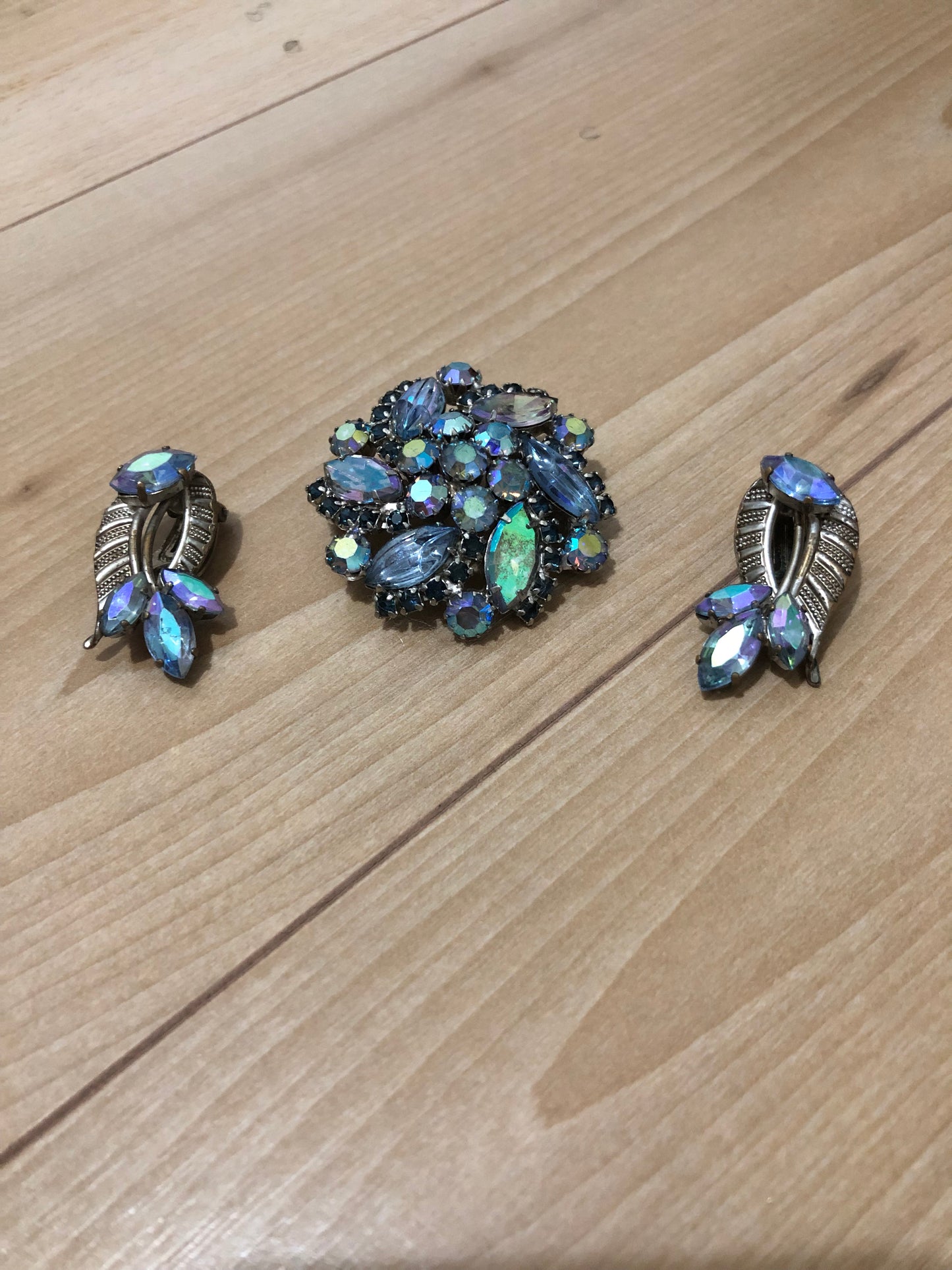 #16 Vintage Aurora Borealis Rhinestone Set – Brooch & Clip-On Earrings (1950s)