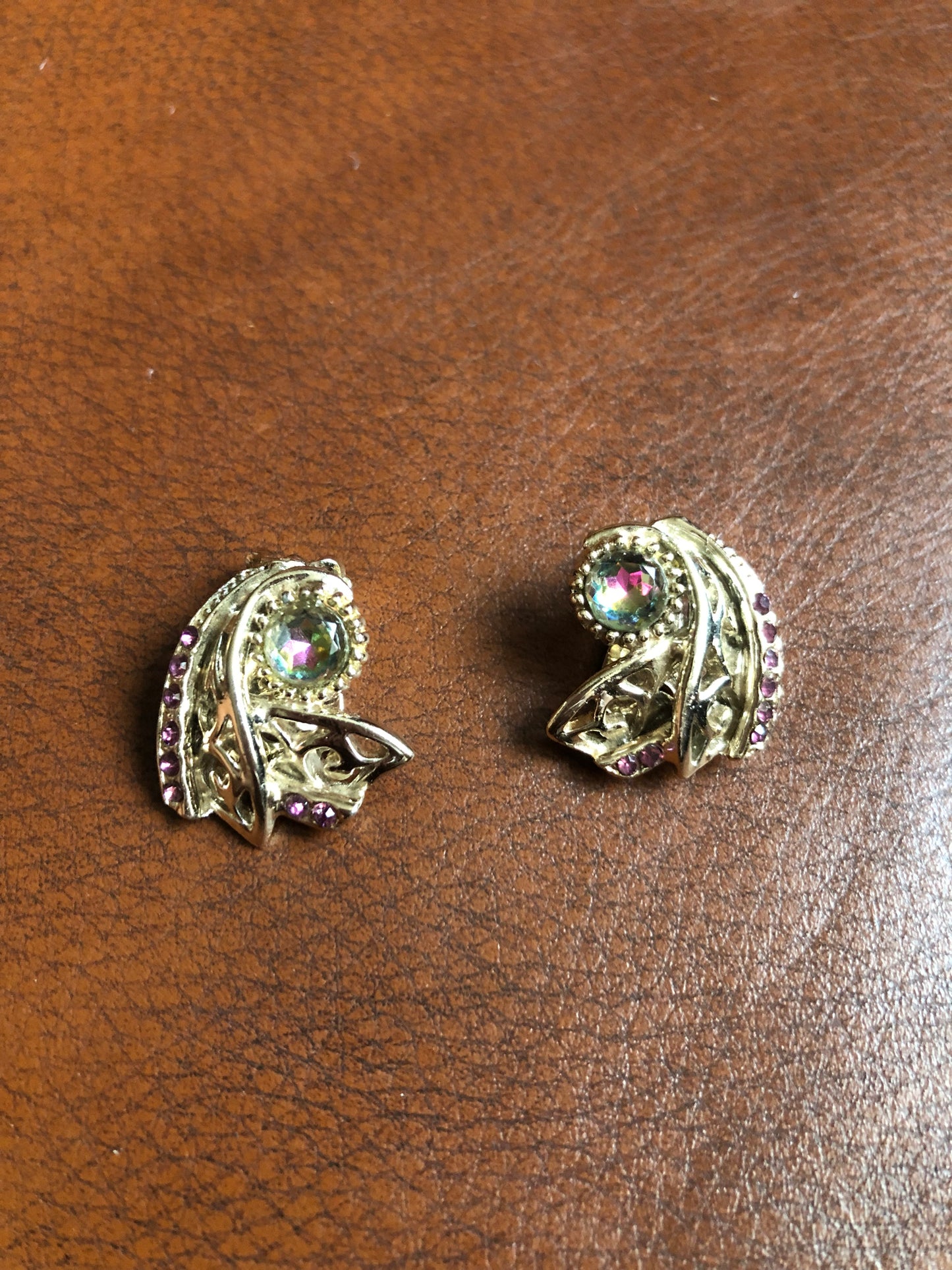 Boucles d’oreilles vintage à clip – Strass irisés et violets