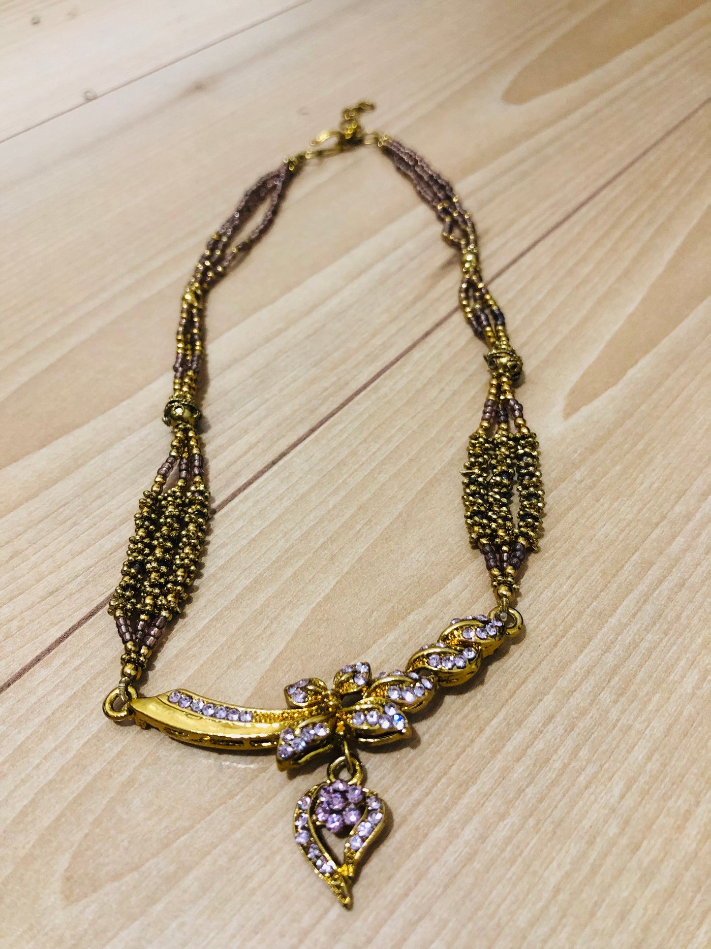 Set vintage collier et boucles d’oreilles dorés avec strass violets et perles fines