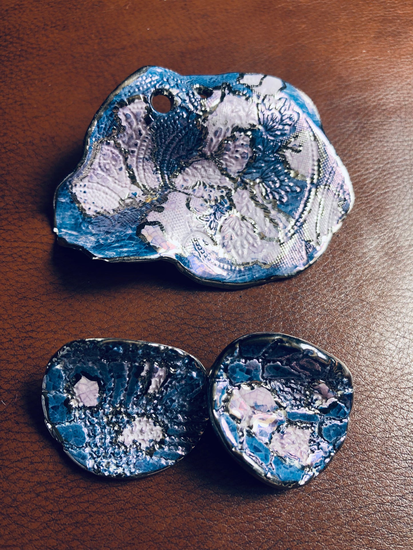 Ensemble Vintage Signé Flora – Broche et Boucles Bleu Nuit & Lilas
