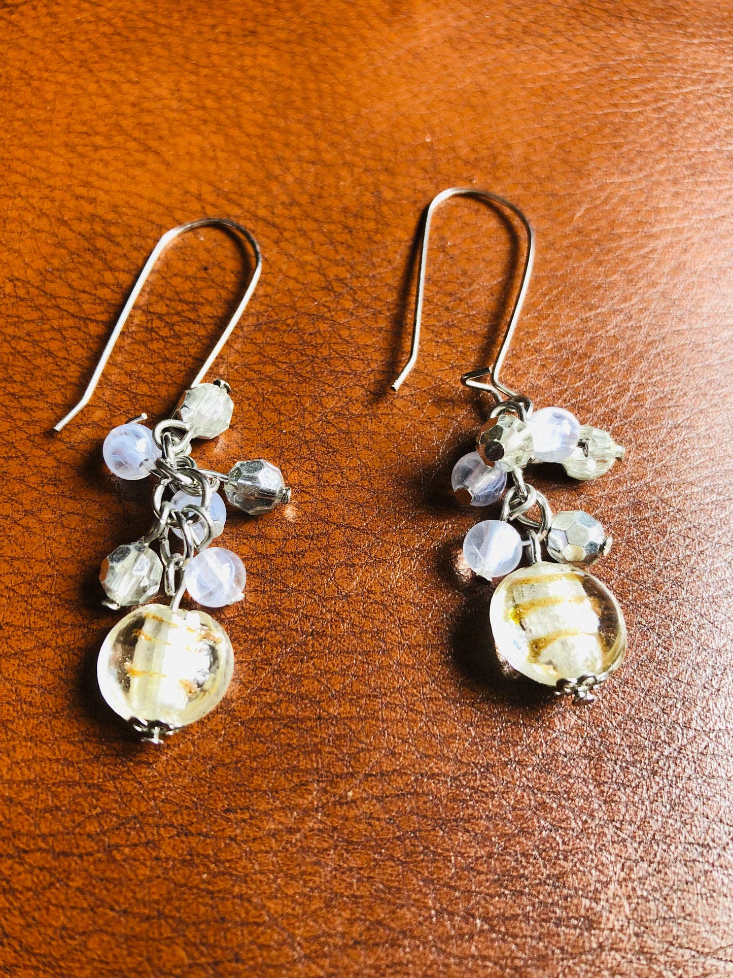 Boucles d’oreilles pendantes perles transparentes et facettées vintage
