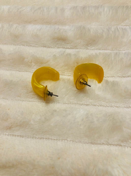 Créoles résine jaune — style minimaliste / statement