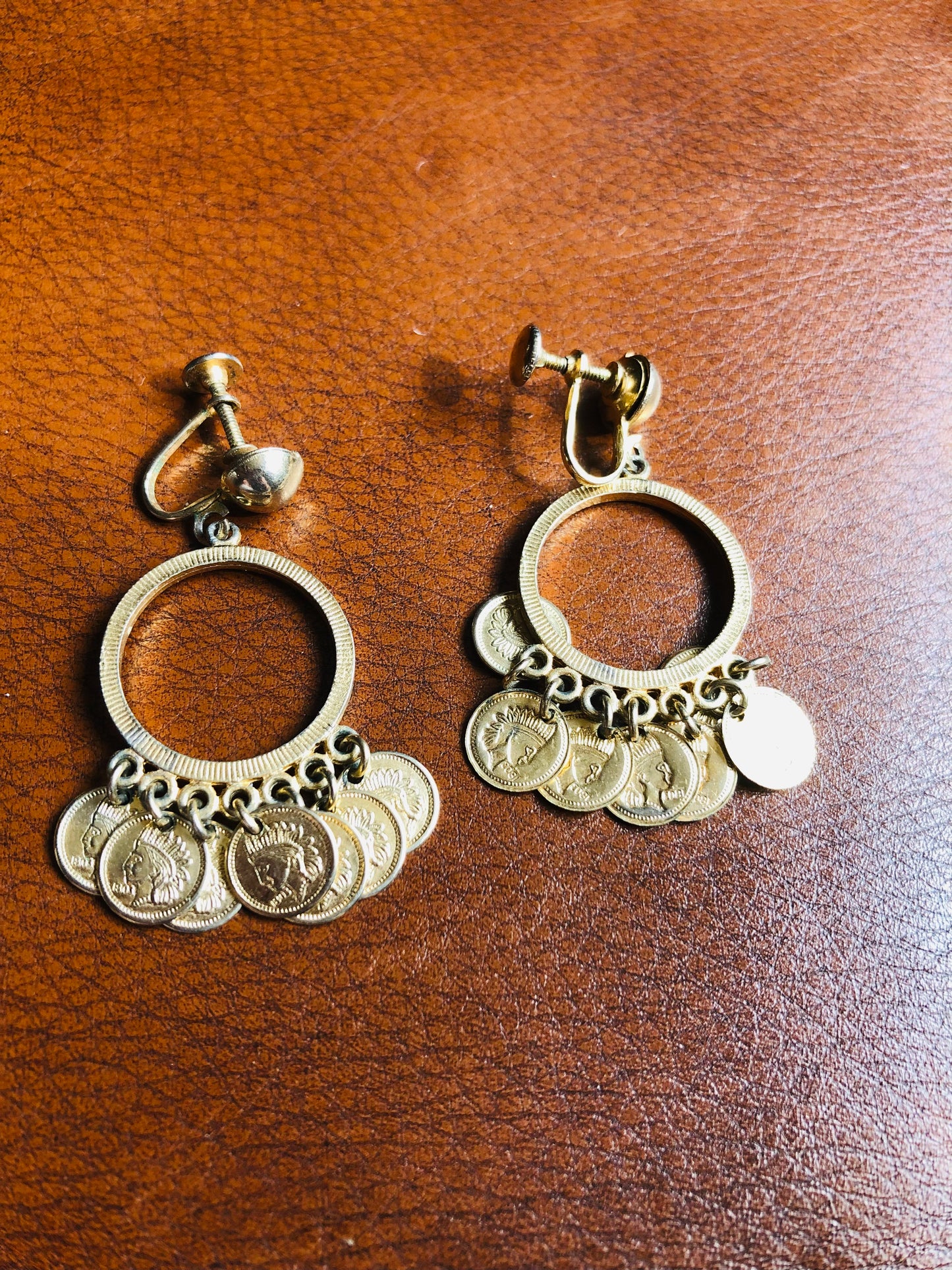 Boucles d’oreilles vintage à vis dorées avec pièces pendantes style antique