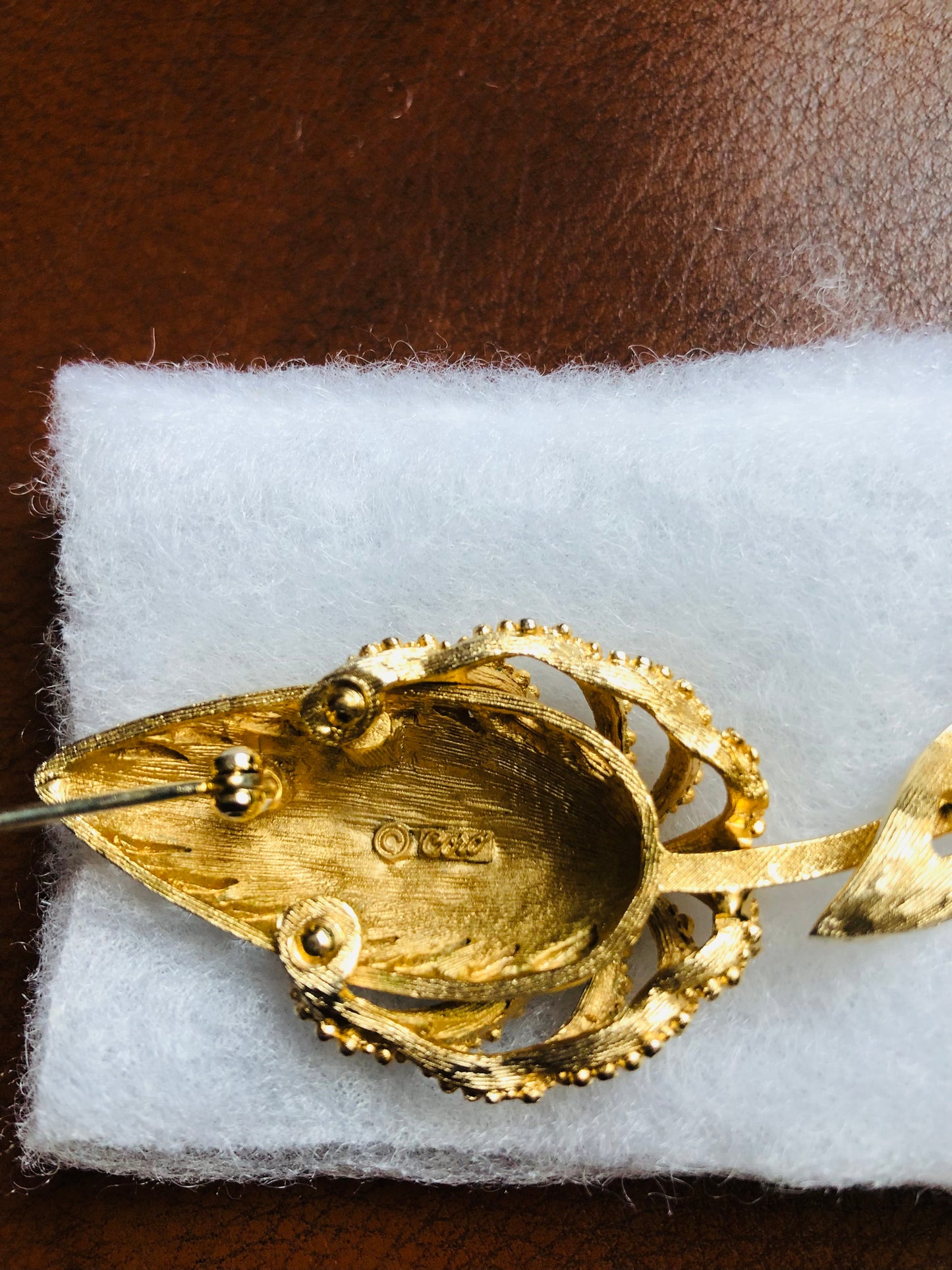 Broche vintage en forme de feuille dorée signée Coro