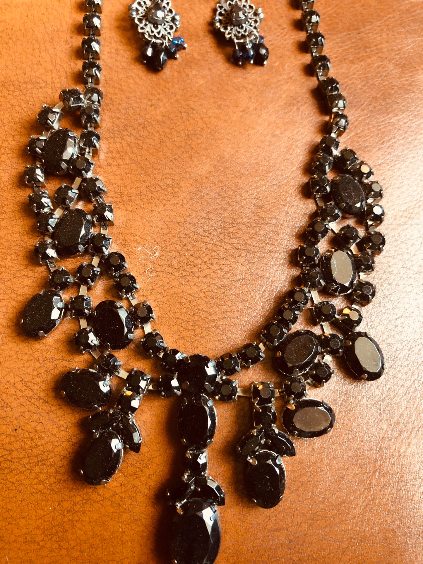 Ensemble noir cristaux – collier statement et boucles pendantes