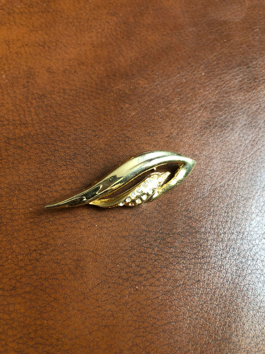 # 31 Broche vintage dorée – motif feuille stylisée avec strass