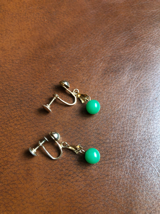 # 28 Boucles d’oreilles vintage à vis – perles vert émeraude suspendues