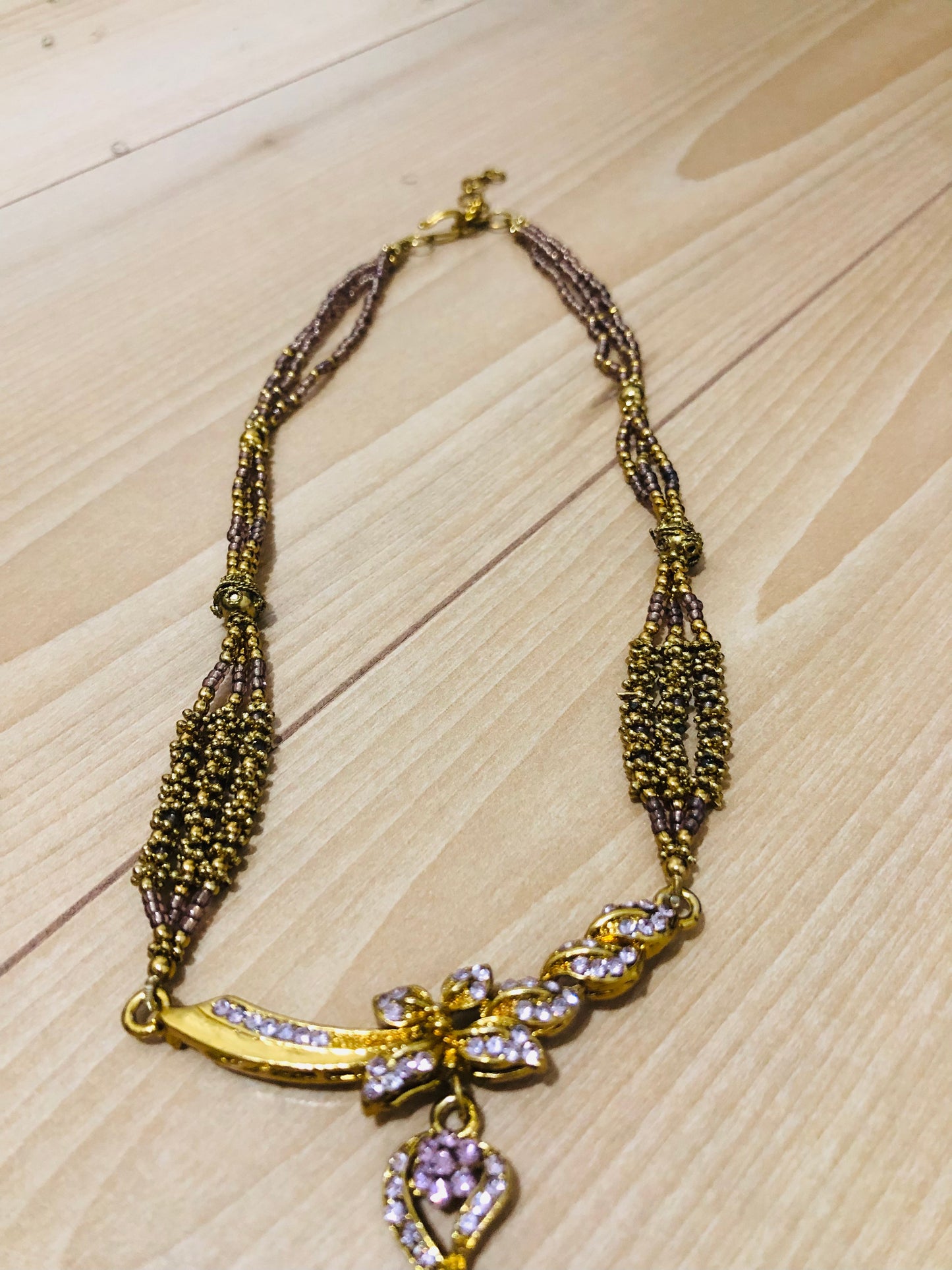Set vintage collier et boucles d’oreilles dorés avec strass violets et perles fines