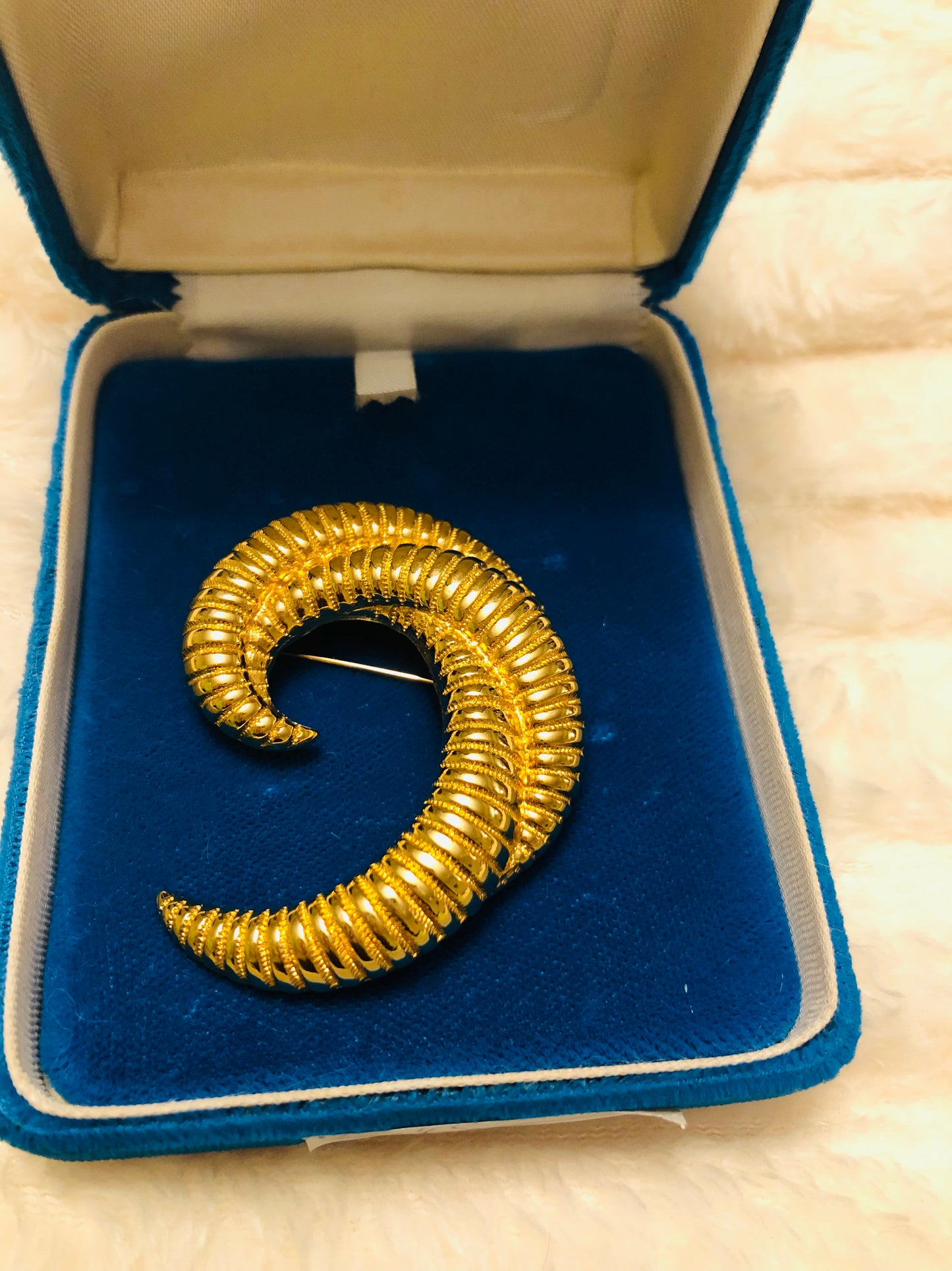 # 45 Broche vintage dorée en spirale – style sculptural années 80