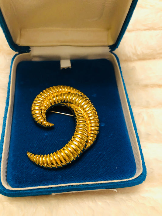 # 45 Broche vintage dorée en spirale – style sculptural années 80