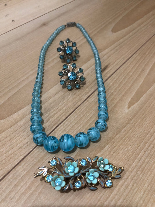 # 18 Ensemble vintage bleu turquoise – collier, boucles et broche florale