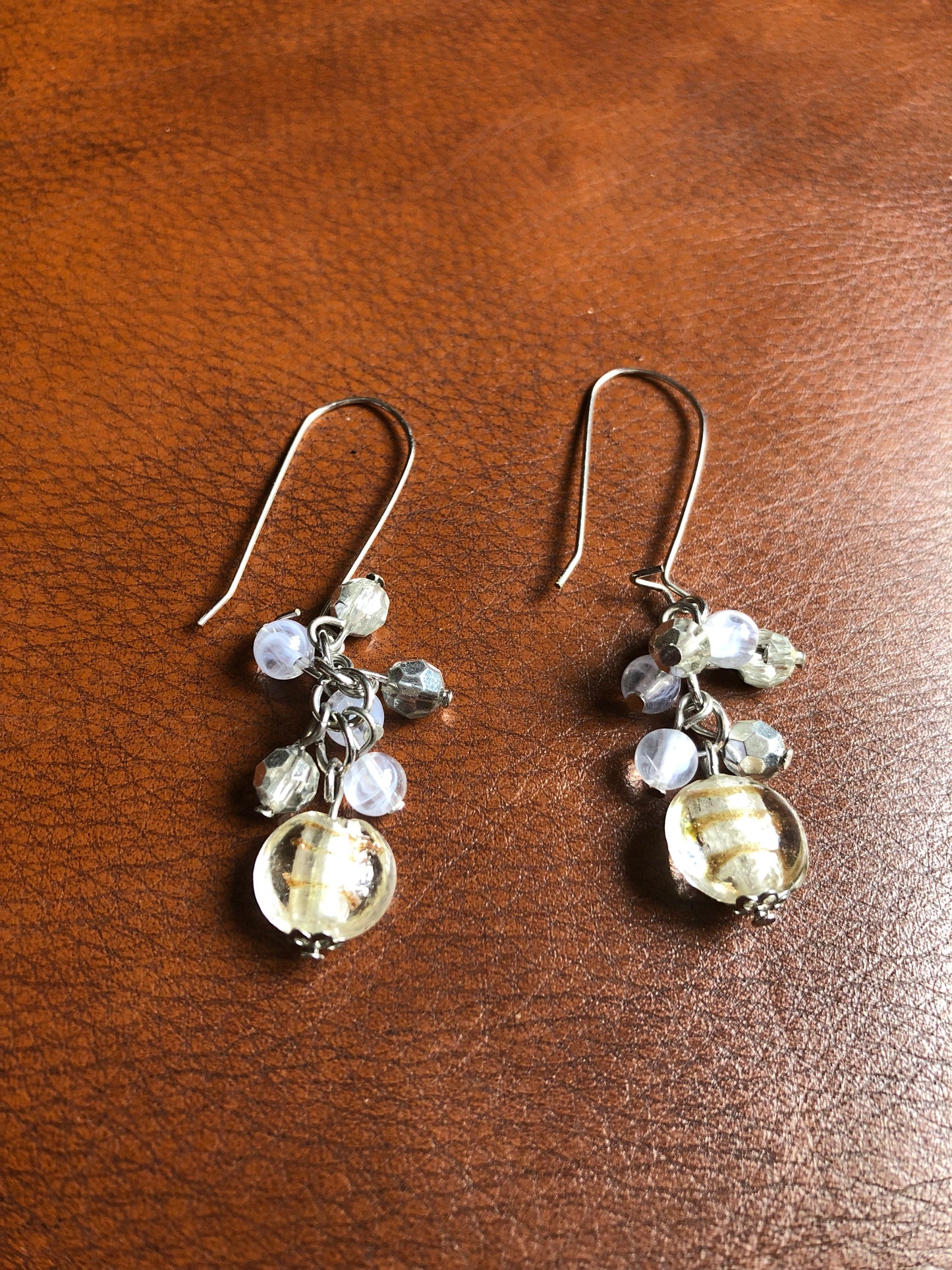 Boucles d’oreilles pendantes perles transparentes et facettées vintage