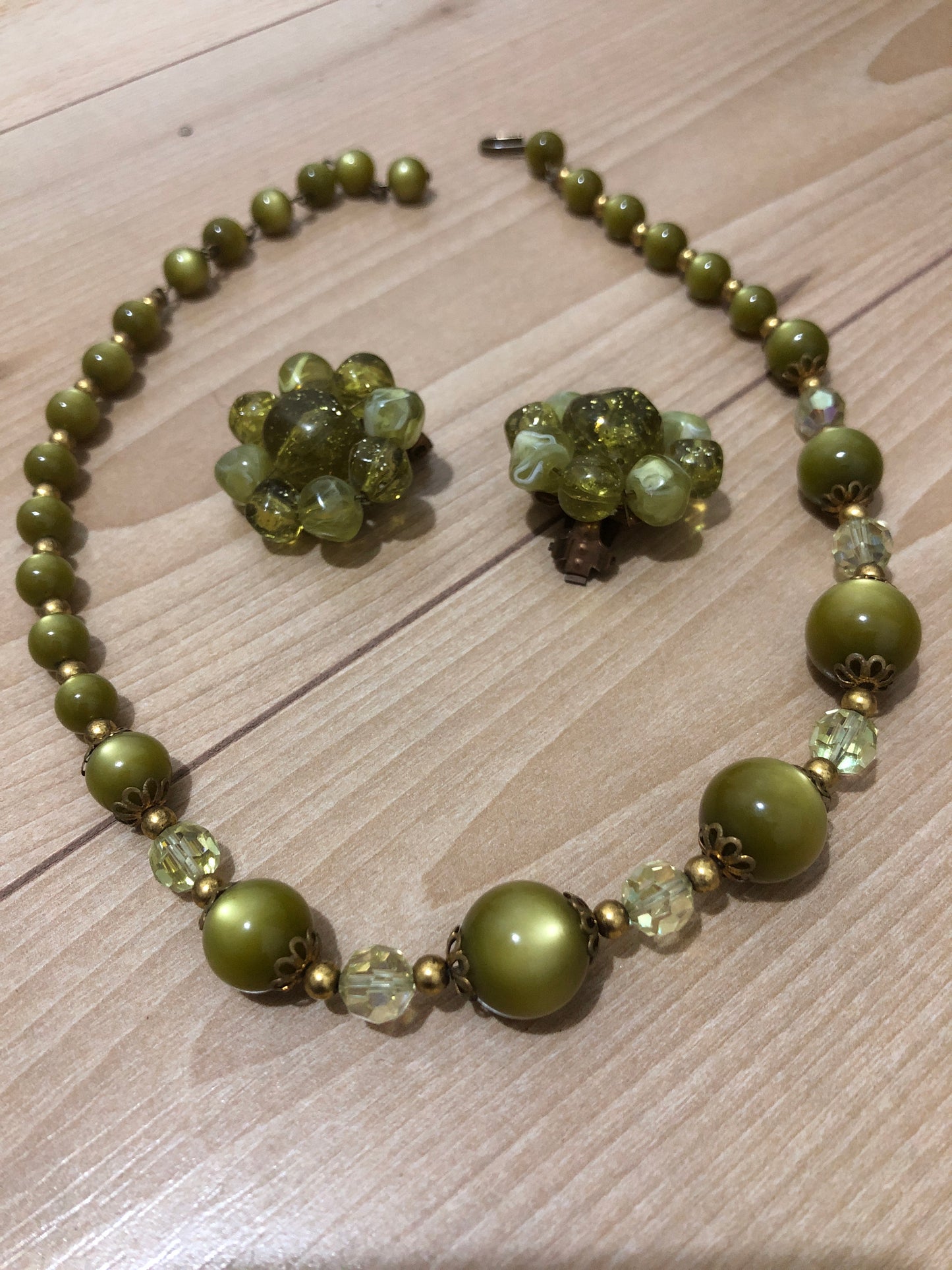 #23 Ensemble vintage vert – collier perles & boucles d’oreilles