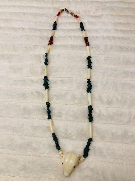 Collier artisanal tête d’ours sculptée et perles multicolores en pierre et os