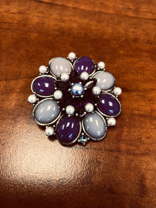 Broche vintage fleur violette signée Cleo – Perles et cabochons nacrés