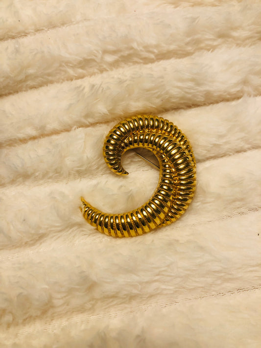 # 45 Broche vintage dorée en spirale – style sculptural années 80