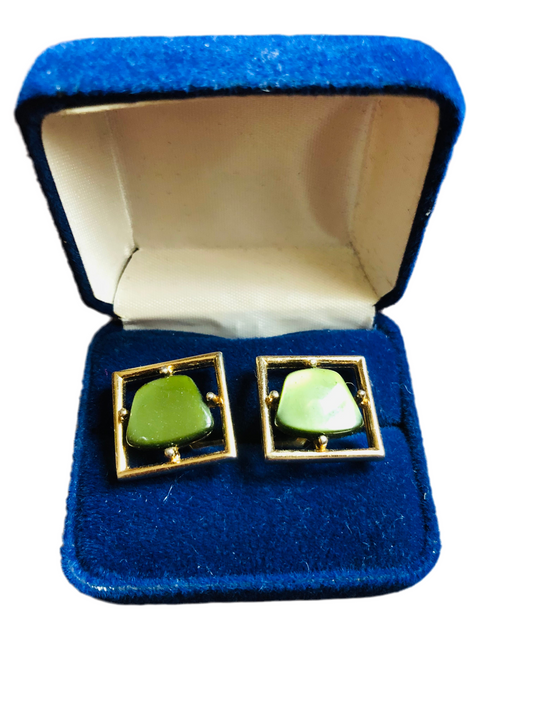 Boutons de manchette vintage en jade vert et métal doré – motif sculpté