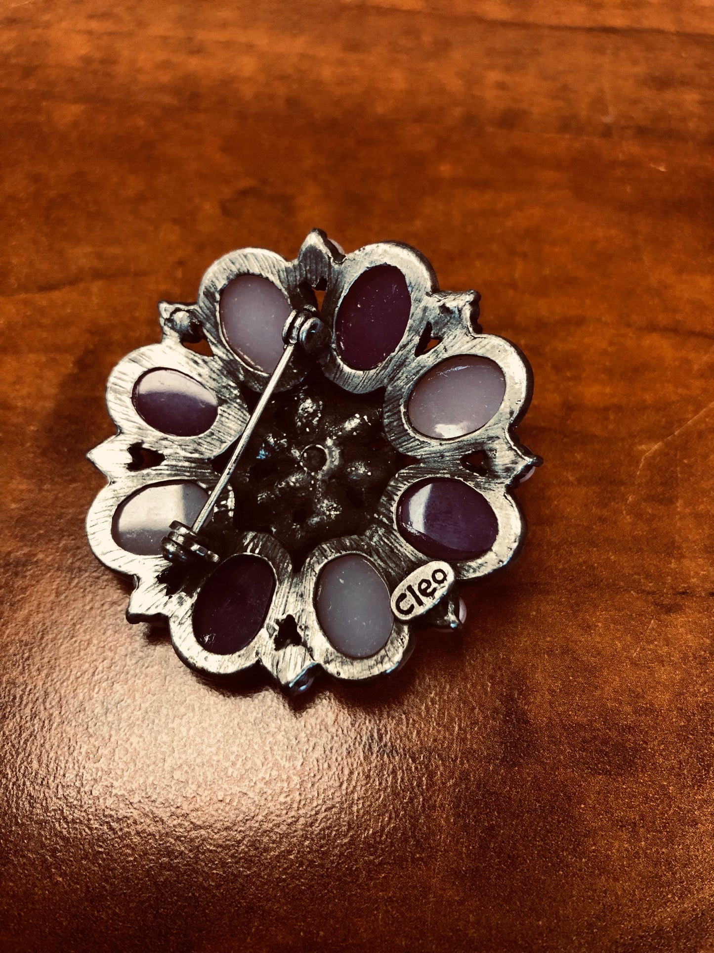 Broche vintage fleur violette signée Cleo – Perles et cabochons nacrés