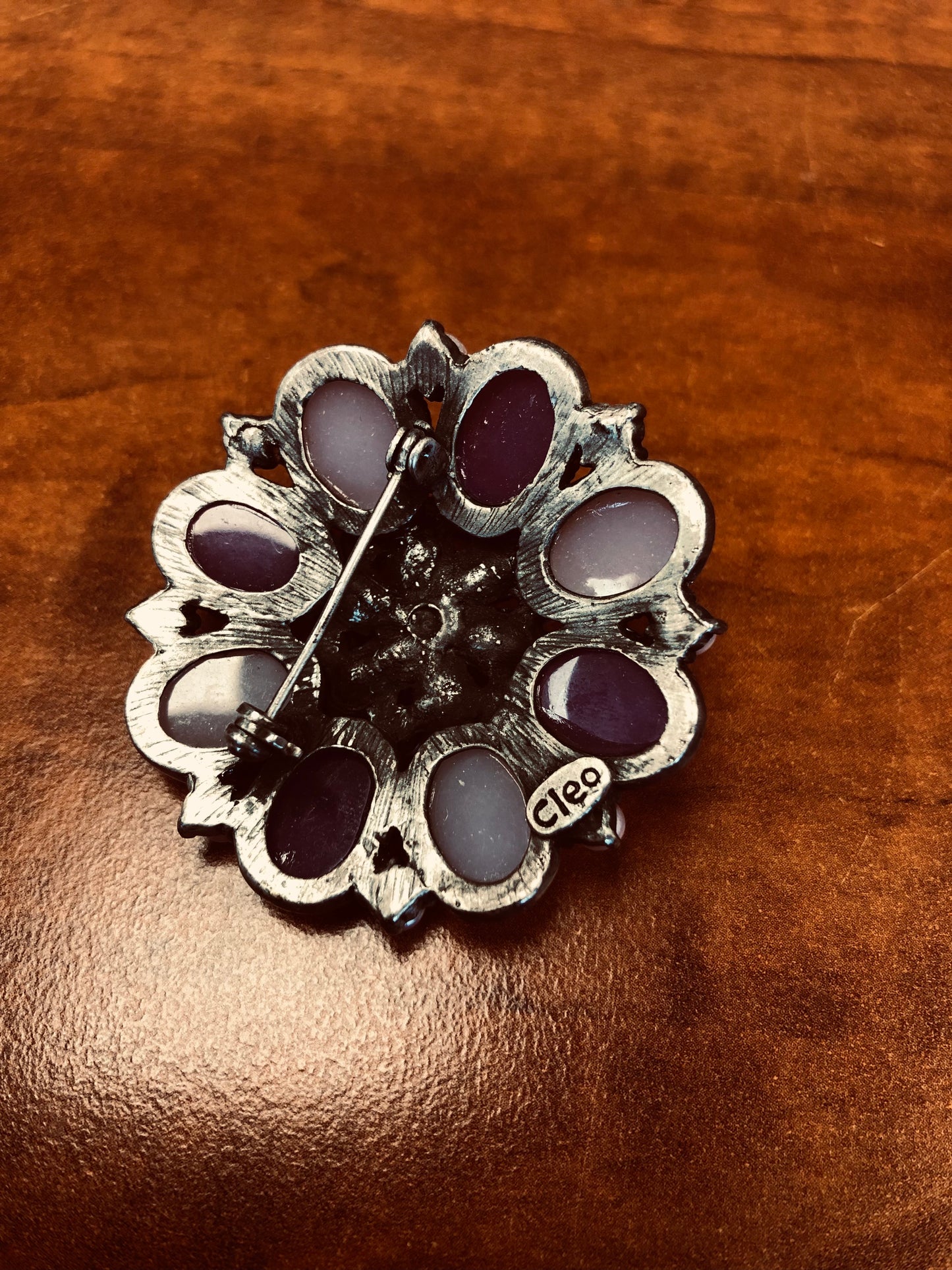 Broche vintage fleur violette signée Cleo – Perles et cabochons nacrés