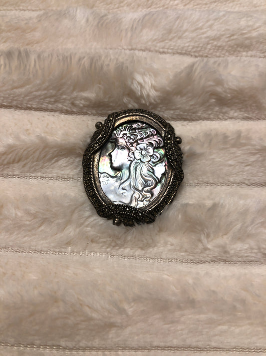Broche camée vintage en nacre et métal argenté