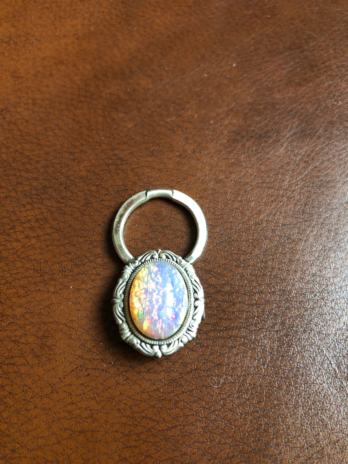 Pendentif vintage cabochon opale irisée