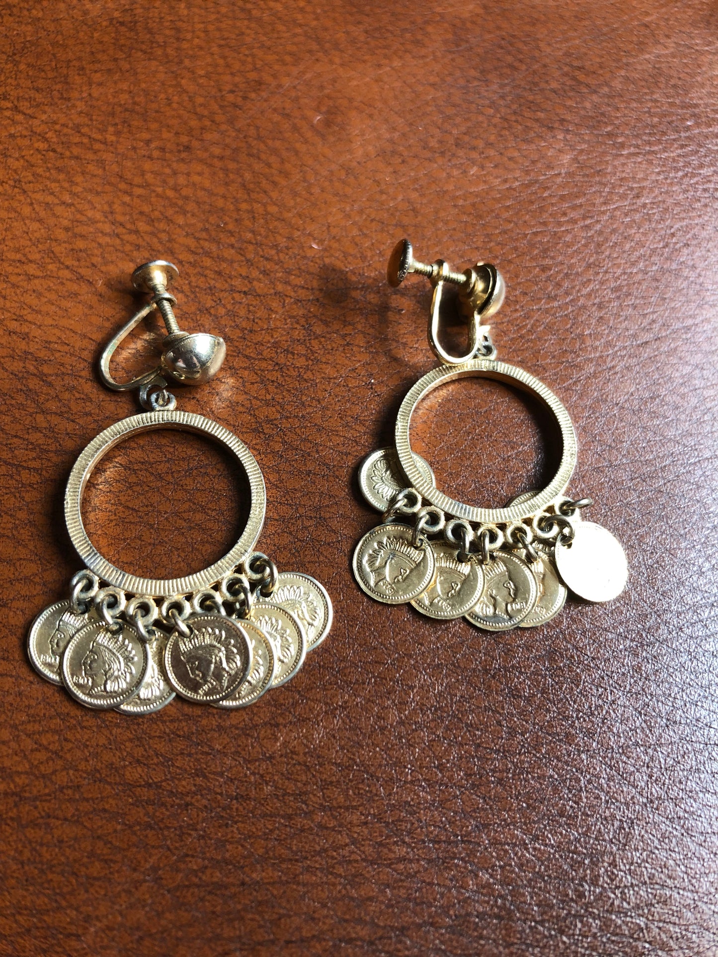 Boucles d’oreilles vintage à vis dorées avec pièces pendantes style antique