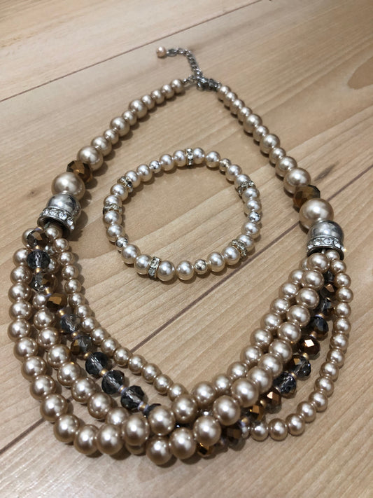 # 21 Ensemble vintage perles champagne – collier, bracelet et boucles