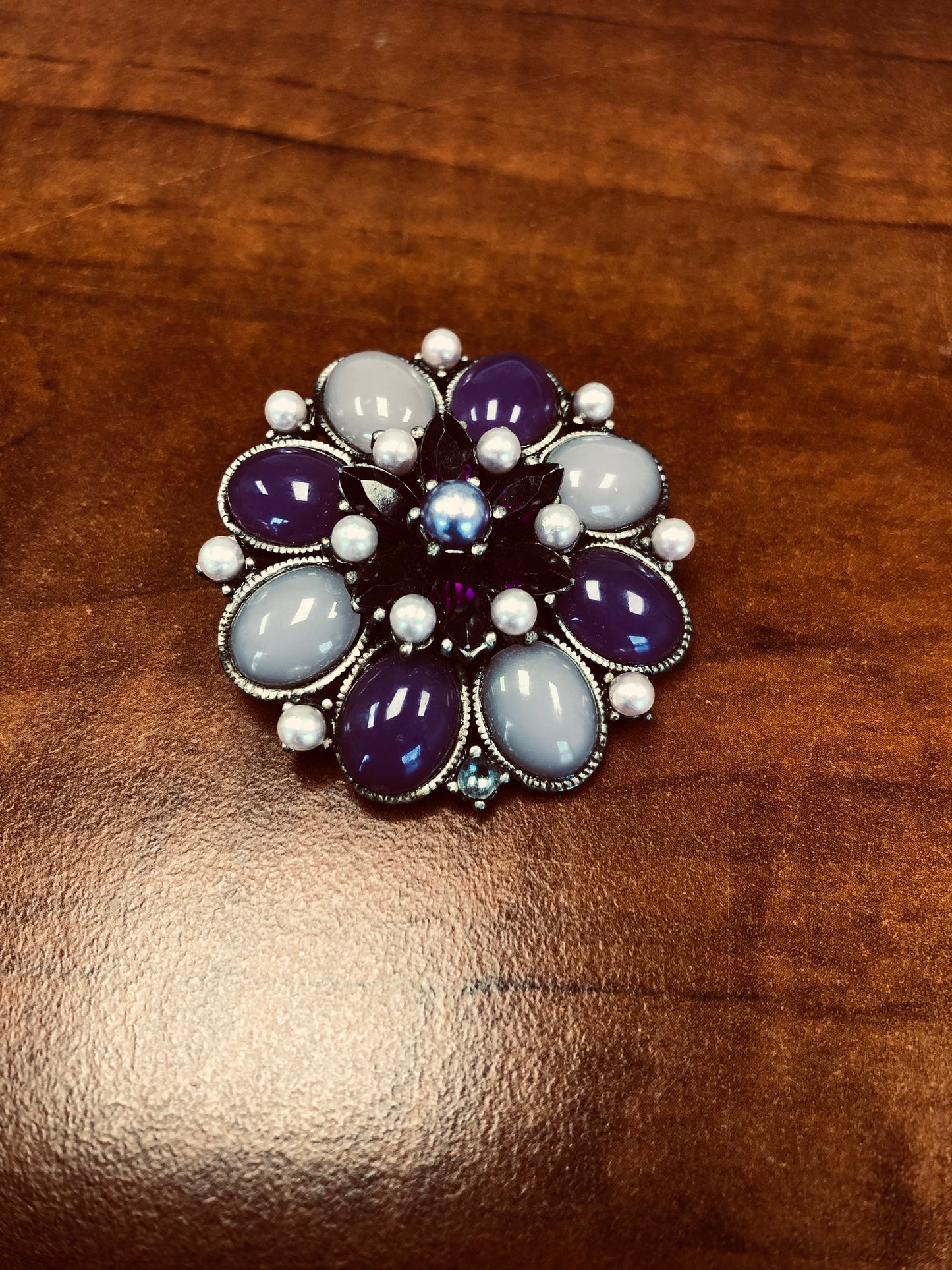 Broche vintage fleur violette signée Cleo – Perles et cabochons nacrés