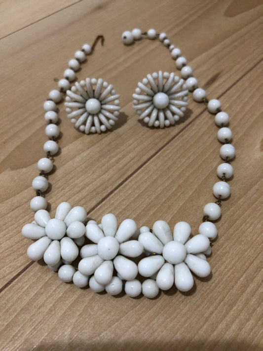 # 15 Collier vintage blanc floral – perles & fleurs sculptées