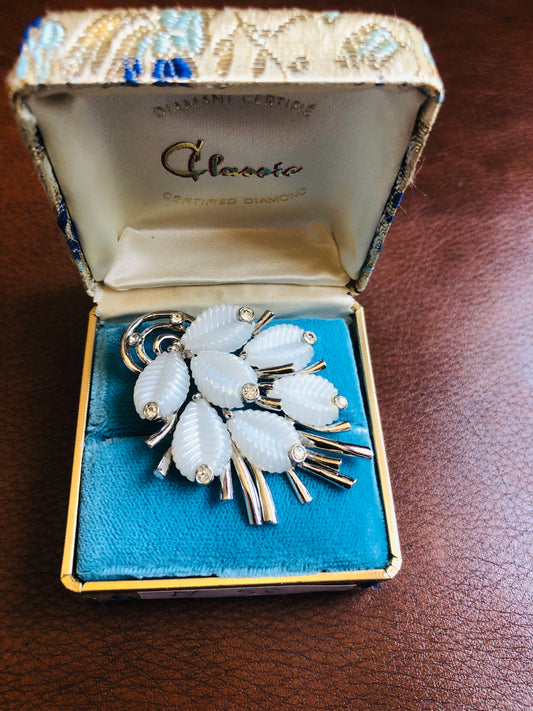 Broche vintage Marboux – Feuilles blanches sculptées et strass
