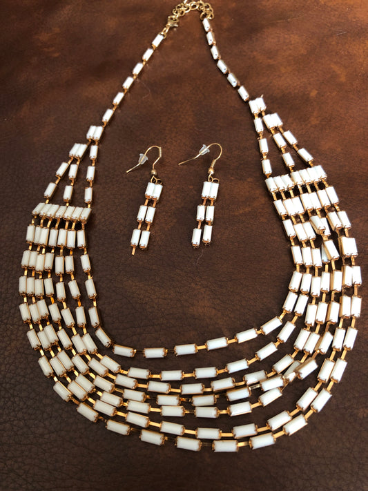 # 59 Ensemble plastron blanc doré – collier multi-rangs + boucles pendantes