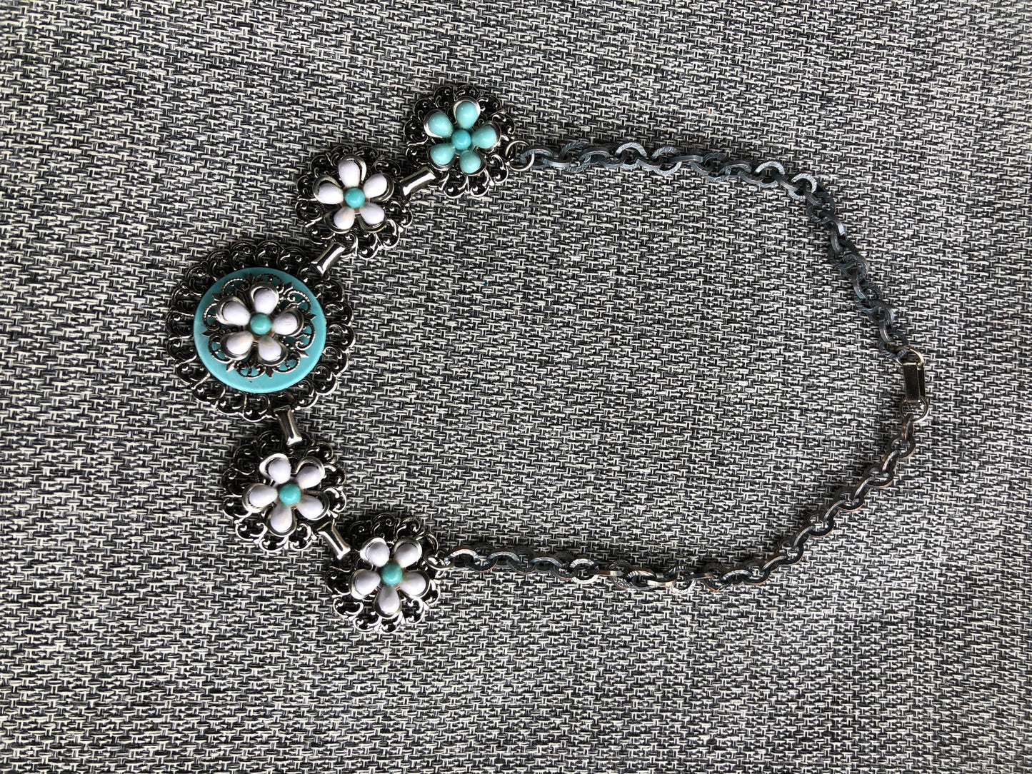 Collier vintage floral noir et turquoise – émail et maillons anciens