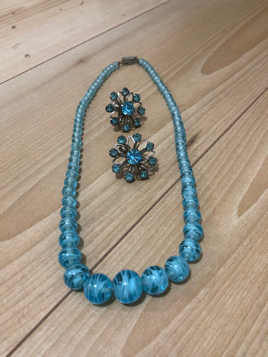 # 18 Ensemble vintage bleu turquoise – collier, boucles et broche florale