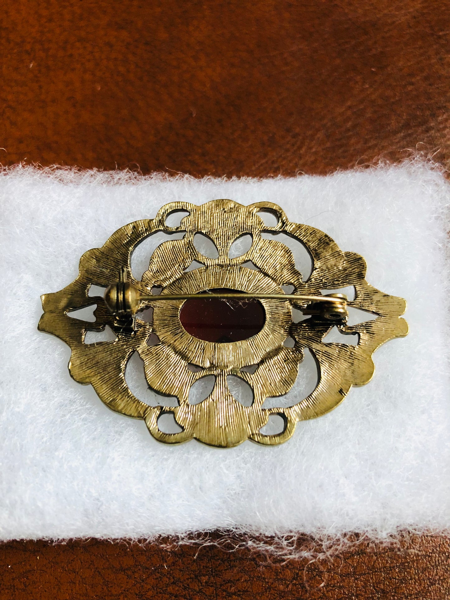 Broche vintage baroque – Métal bronze et pierre rouge