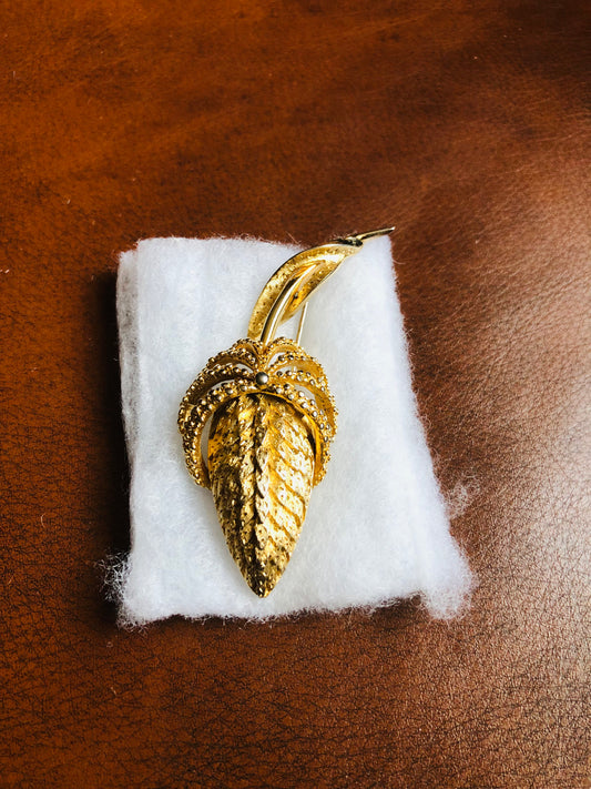 Broche vintage en forme de feuille dorée signée Coro