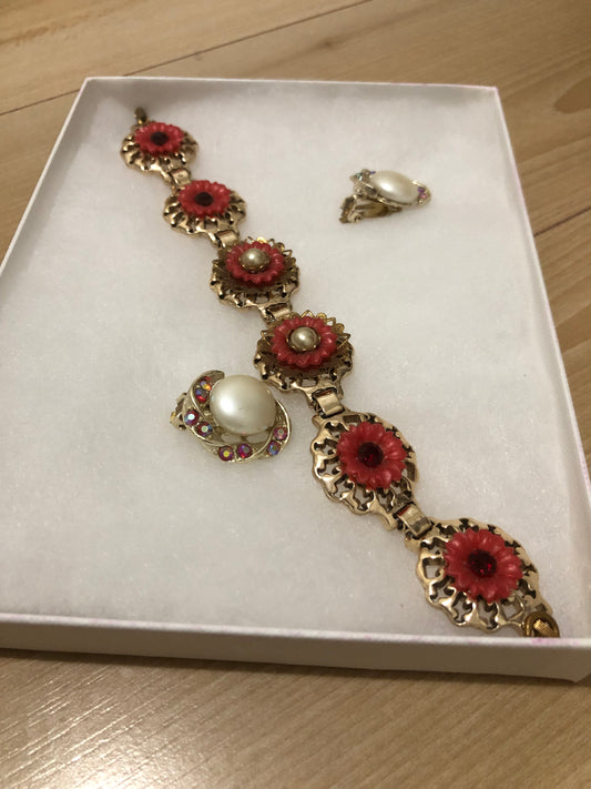 # 13 Ensemble vintage rouge floral – bracelet, broche et boucle d’oreilles