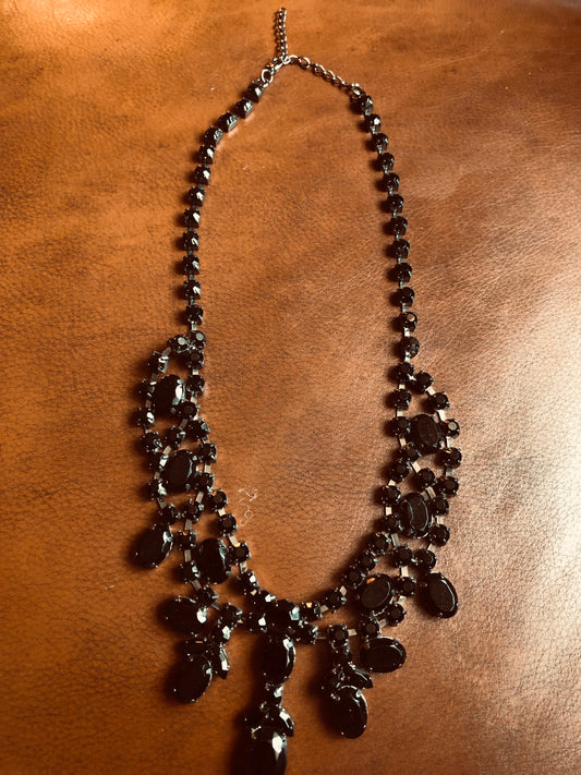 Ensemble noir cristaux – collier statement et boucles pendantes