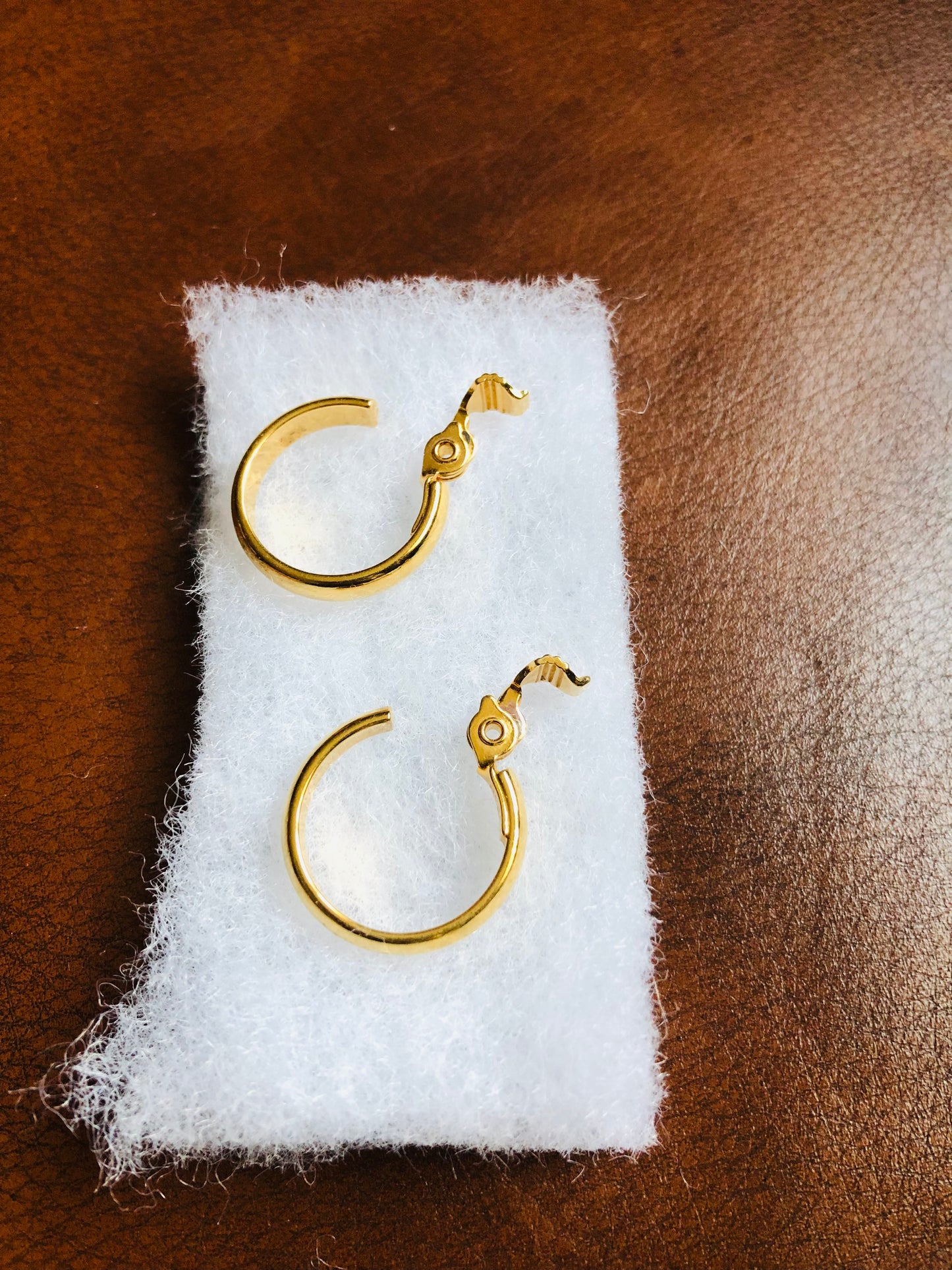 Boucles d’oreilles anneaux dorés à clip (sans perçage)