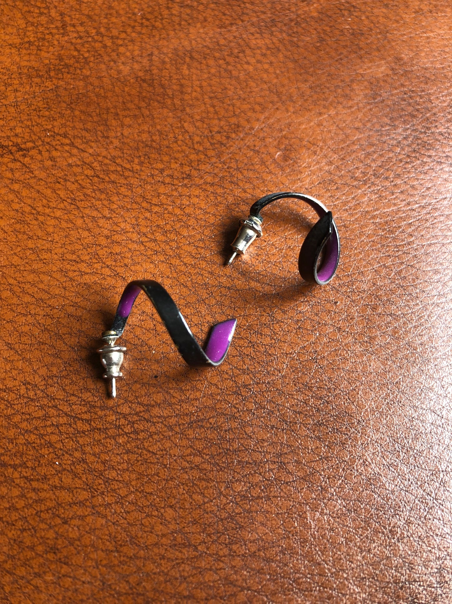 Boucles d’oreilles vintage asymétriques en spirale noire et violette