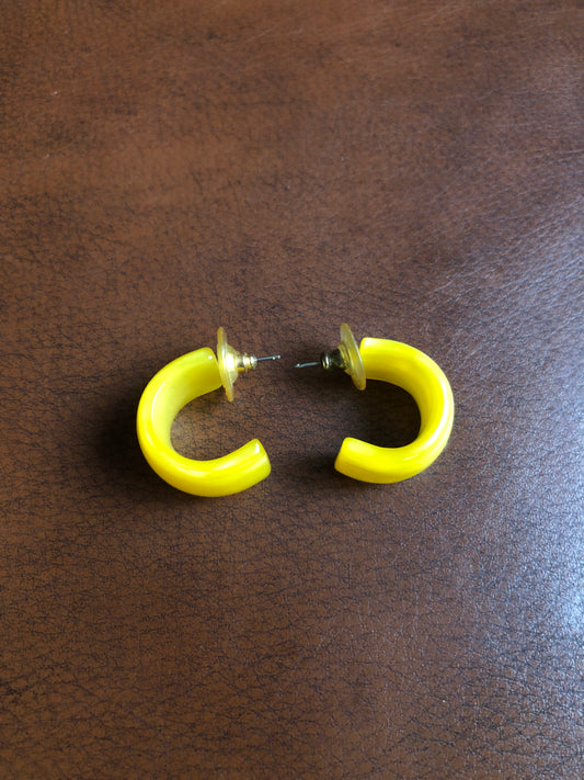 Boucles d’oreilles jaunes vintage en résine – mini créoles acidulées