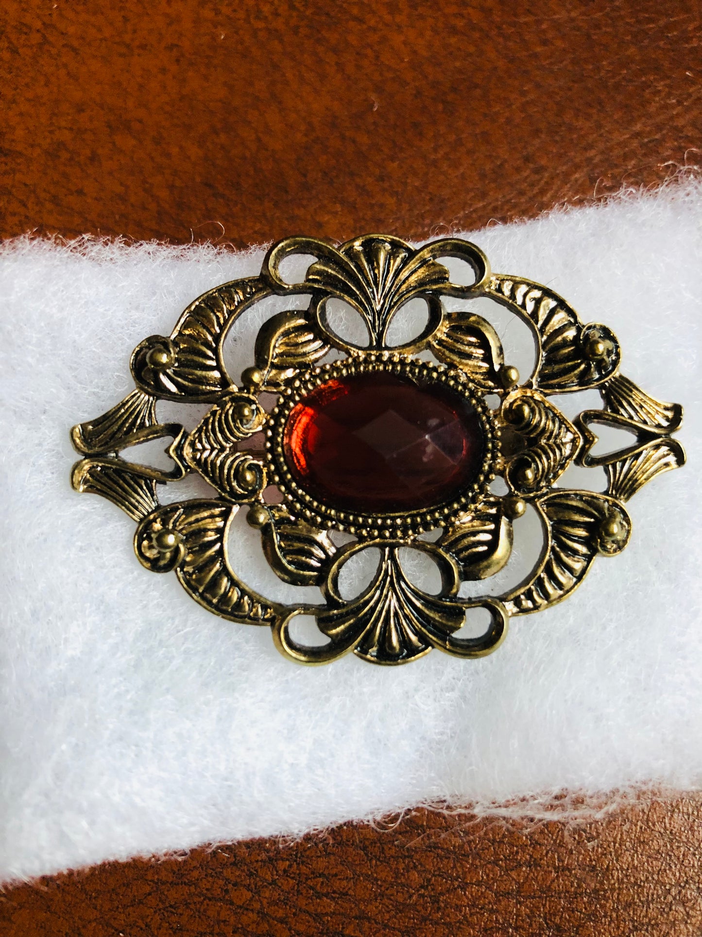 Broche vintage baroque – Métal bronze et pierre rouge