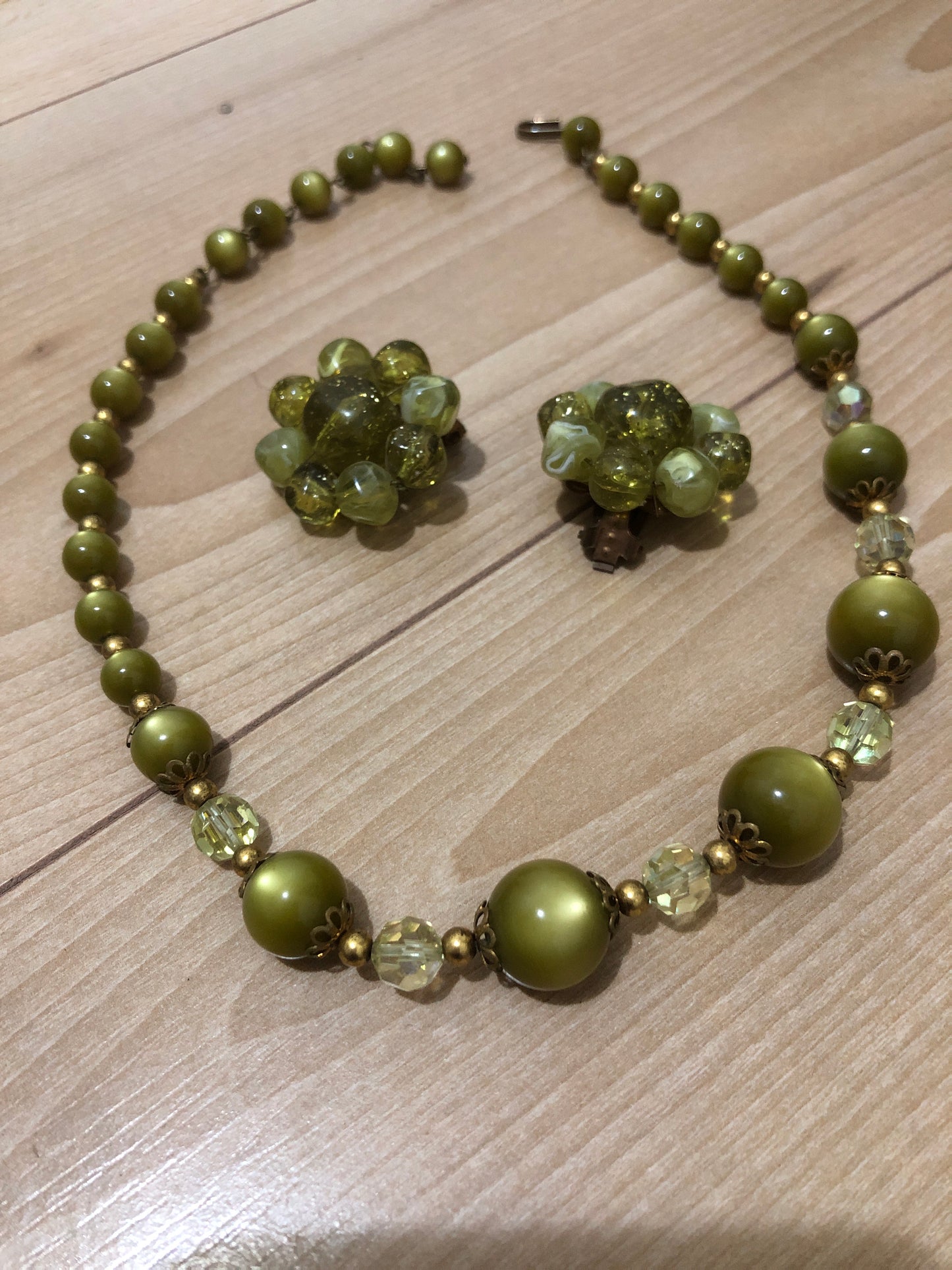 #23 Ensemble vintage vert – collier perles & boucles d’oreilles
