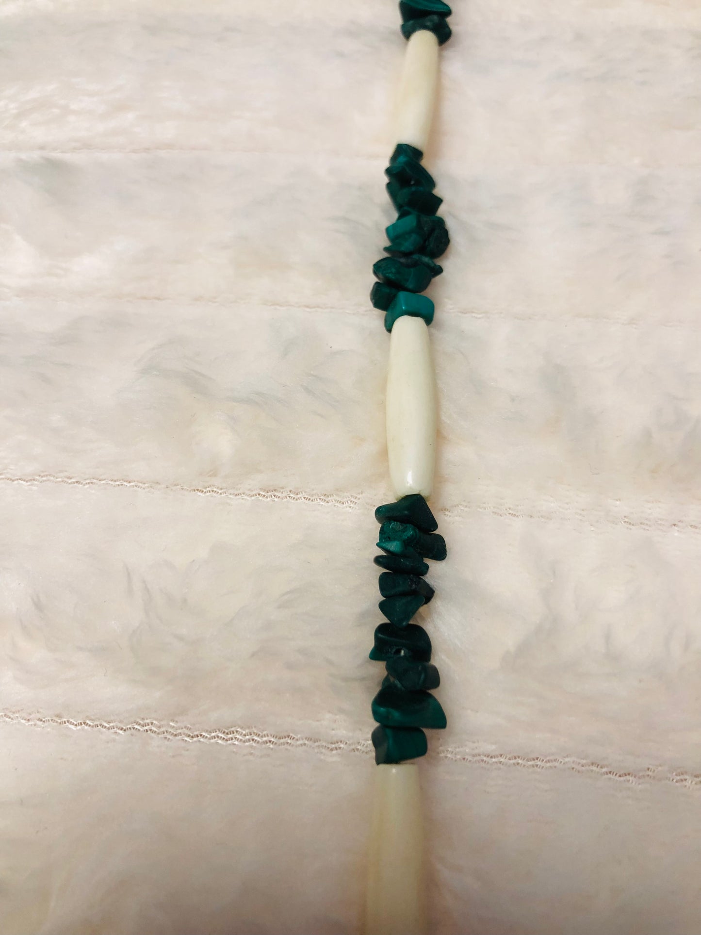 Collier artisanal tête d’ours sculptée et perles multicolores en pierre et os