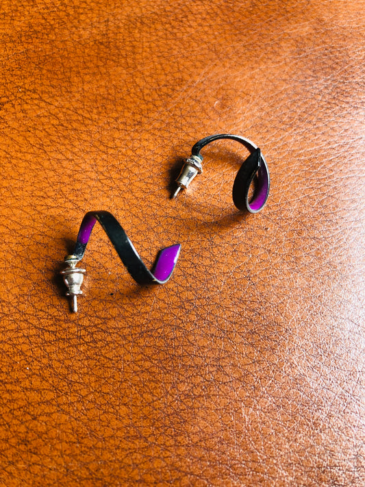 Boucles d’oreilles vintage asymétriques en spirale noire et violette