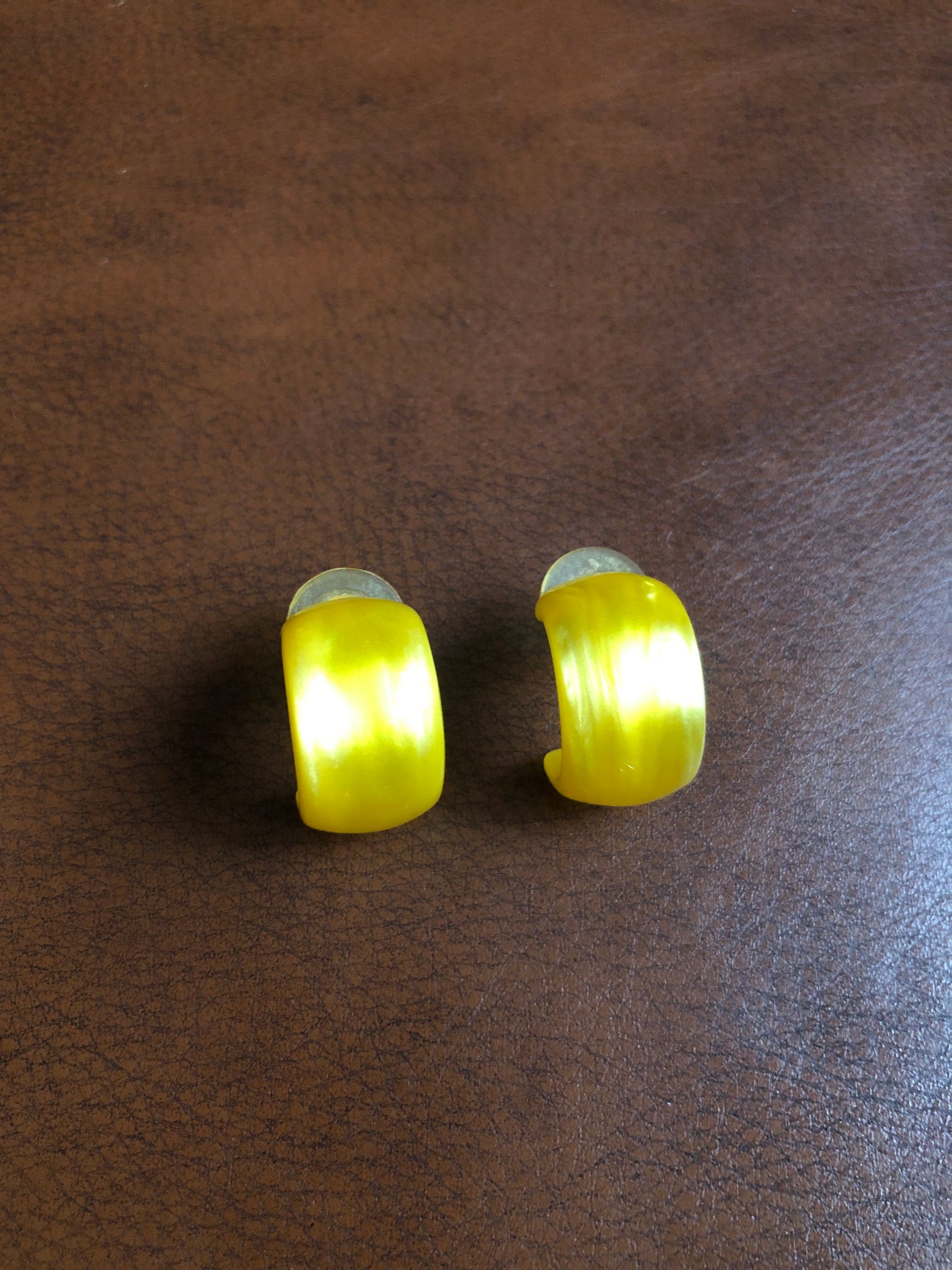 Boucles d’oreilles jaunes vintage en résine – mini créoles acidulées